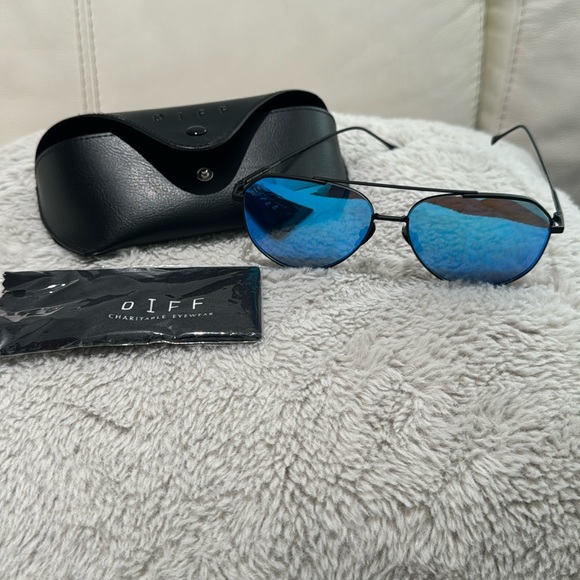 DIFF SUNGLASSES - Picture 1 of 4